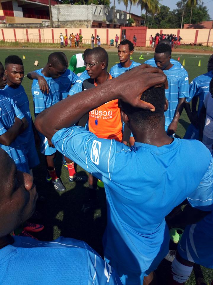 UN TERRAIN DE VOLLEY BALL À KANKAN