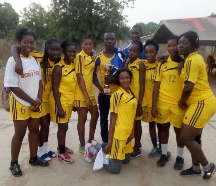 UN TERRAIN DE VOLLEY BALL À KANKAN