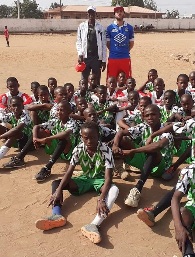 UN TERRAIN DE VOLLEY BALL À KANKAN