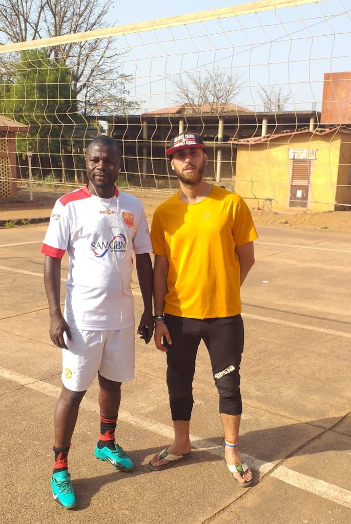 UN TERRAIN DE VOLLEY BALL À KANKAN