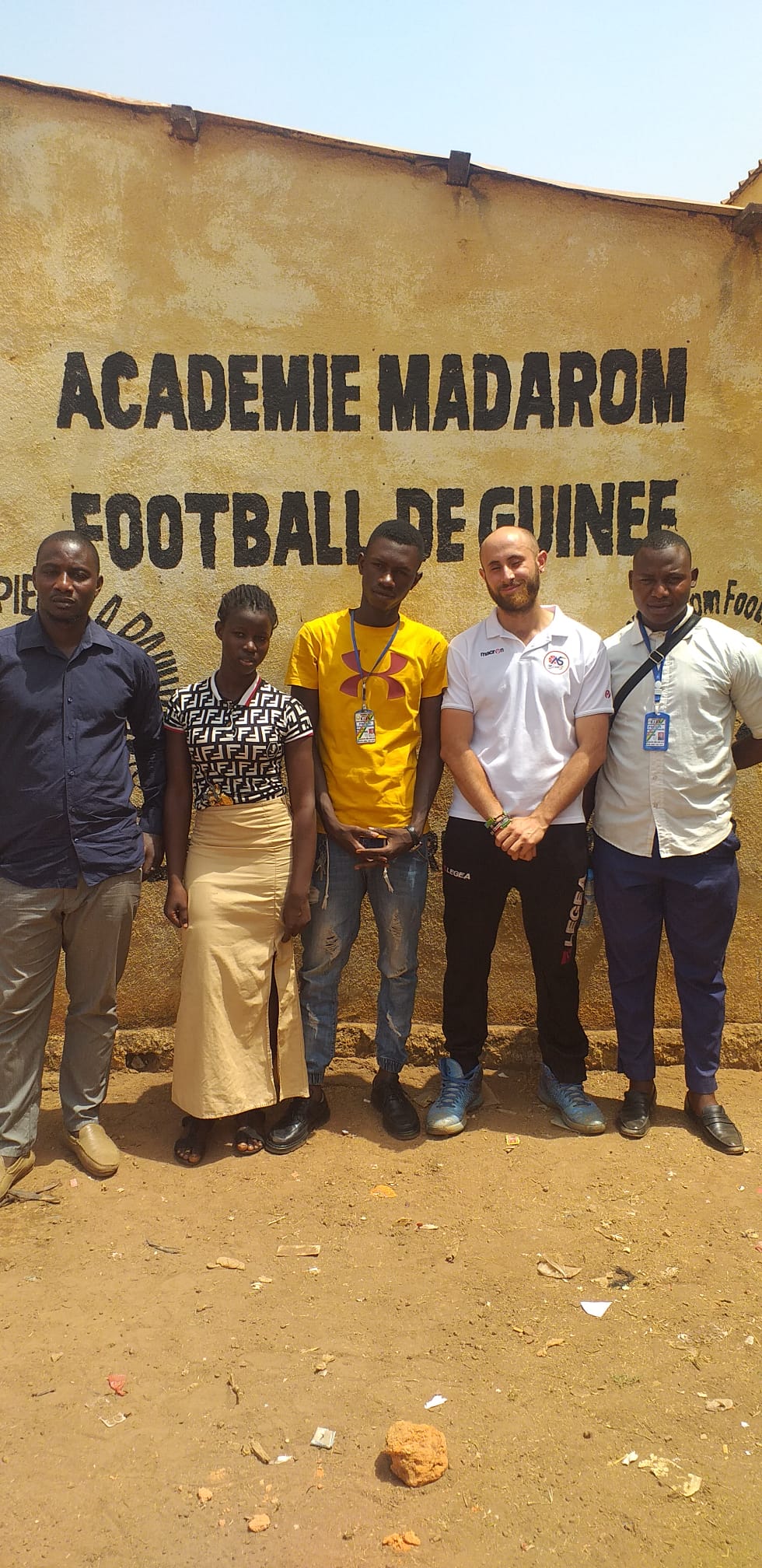 UN TERRAIN DE VOLLEY BALL À KANKAN
